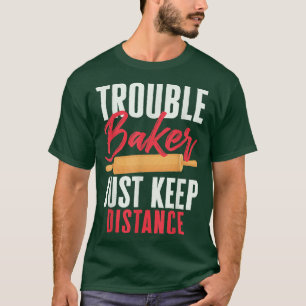 Baker met gebak, alleen op afstand bewaren t-shirt