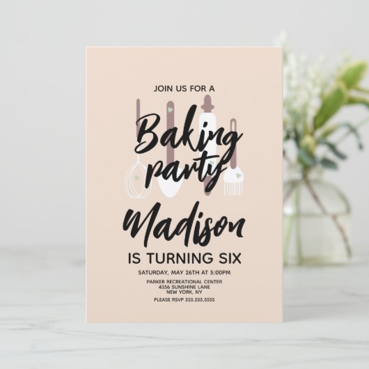 Baking Chef Baker Birthday Party Tan Uitnodiging (Staand voorkant)