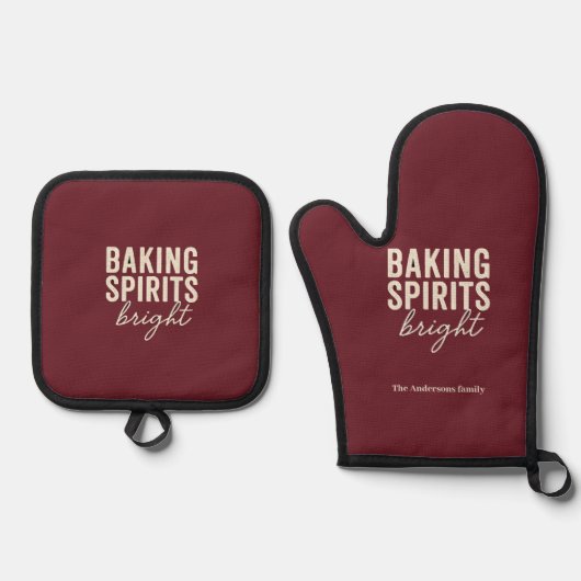 Baking Spirits Bright Burgundy Christmas Ovenwant & Pannenlap Set (Voorkant)