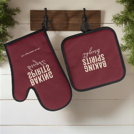 Baking Spirits Bright Burgundy Christmas Ovenwant & Pannenlap Set