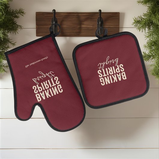 Baking Spirits Bright Burgundy Christmas Ovenwant & Pannenlap Set
