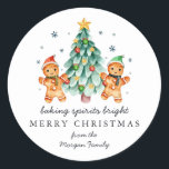 Baking Spirits Bright | Christmas Holiday Classic Ronde Sticker<br><div class="desc">Voeg een speciaal tintje toe aan enveloppen, goodie tassen, handgemaakte lekkernijen en meer met onze klassieke vakantie stickers. Dit zijn blije... vrolijke en kleurrijke stickers die er geweldig uitzien op al je vakantiegiften. Feestelijke illustraties helpen stemmingen op te fleuren met een elegante touch. Ze zijn geweldig om te bevestigen aan...</div>