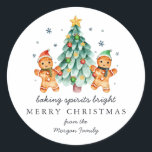 Baking Spirits Bright | Christmas Holiday Classic Ronde Sticker<br><div class="desc">Voeg een speciaal tintje toe aan enveloppen, goodie tassen, handgemaakte lekkernijen en meer met onze klassieke vakantie stickers. Dit zijn blije... vrolijke en kleurrijke stickers die er geweldig uitzien op al je vakantiegiften. Feestelijke illustraties helpen stemmingen op te fleuren met een elegante touch. Ze zijn geweldig om te bevestigen aan...</div>