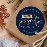 Baking Spirits Bright Navy & Gold Christmas Cookie Ronde Sticker<br><div class="desc">Kerst bakken sticker met de tekst 'Baking Spirits Bright',  met moderne lettertypes,  feestelijk faux gold design met marineblauwe achtergrond,  evenals ruimte voor jouw naam en aangepaste boodschap. Perfect om vakantietraktaties te labelen voor een koekjesruil of om te gebruiken voor uw zelfgebakken kerstcadeaus.</div>