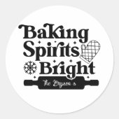 'Baking Spirits Bright' Peperkoek Kersthuis Ronde Sticker (Voorkant)