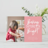 Baking Spirits Heldere Roze Kerstfoto Feestdagenkaart (Staand voorkant)
