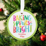 Baking Spirits Helderkleurige kerstbehandelingen Ornament<br><div class="desc">In dit kerstontwerp staat de tekst "Bak spirits bright" in de leuke, kleurrijke typografie. Klik de aanpassingsknoop voor meer flexibiliteit in het toevoegen van/het wijzigen van de tekst en/of de grafiek! De variaties van dit ontwerp en de coördinerende producten zijn beschikbaar in onze winkel, zazzle.com/store/doodlelulu. Neem contact met ons op...</div>