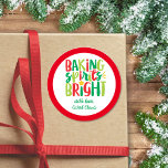 Baking Spirits met heldere feestelijke kerstbehand Ronde Sticker<br><div class="desc">In dit kerstontwerp staat de tekst "Bodemspieren helder" in de leuke, feestelijke rode en groene typografie. Klik de aanpassingsknoop voor meer flexibiliteit in het toevoegen van/het wijzigen van de tekst en/of de grafiek! De variaties van dit ontwerp en de coördinerende producten zijn beschikbaar in onze winkel, zazzle.com/store/doodlelulu. Neem contact met...</div>