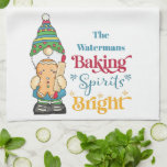 Baking Spirits voor helder kerstvakantiemonogram Theedoek<br><div class="desc">Monogram keukenaccessoire. Het bakken geeft een flinke kerstfeestdag. Ideaal voor als je je favoriete kerstfeestdagen bakt. Cute gnome,  gingerbrood man en rolpin. Monogrammen met de naam chef,  bakker,  kok of een andere favoriete titel. Festieve en leuke typografie. Geweldig voor koekjesbakkerijen en het koken met de kinder of grote kinderen.</div>
