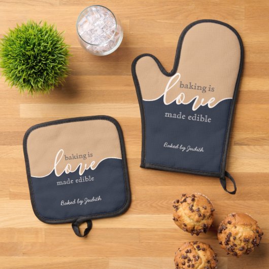 Bakken is Liefde dat Eetbaar is NAVY & TAN Schrift Ovenwant & Pannenlap Set (Top down)