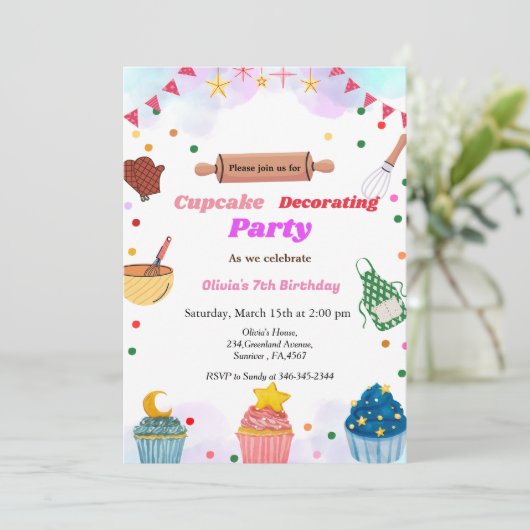 Bakkend partijmeisje die verjaardagspartij versier kaart (Staand voorkant)