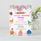 Bakkend partijmeisje die verjaardagspartij versier kaart (Staand voorkant)