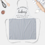 Bakkerij, Bake Fresh Daily White en Blue Stripes Schort<br><div class="desc">Maak dit prachtige schort uw eigen door uw eigen naam,  familienaam of bedrijfsnaam toe te voegen,  evenals twee meer gepersonaliseerde gebieden voor jouw tekst.Design met prachtig "Bakery"-script in handgeschreven kalligrafie en wit en blauw streeppatroon. Geweldig op maat geschenk idee!</div>