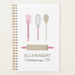 Bakkerij Chef Pink Kitchen Tool Planner<br><div class="desc">Illustratie van spatel, whisky, houten lepel en rolpin met roze kleurschema en aangepaste tekst.</div>