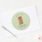 Bakkerij met stapel chocoladekoekjes ronde sticker (Envelop)