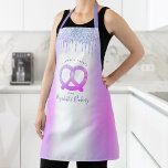 Bakkerij Pastry Chef Paars Glitter Drift Script Schort<br><div class="desc">Hier is een wonderlijke manier om het plezier van het bakken toe te voegen. Voeg extra glans toe aan je culinaire avonturen wanneer je dit elegante, verfijnde, eenvoudige en moderne schort draag. Een dunne, paarse roze blauwe ombre pretzel, handgeschreven typografie met script en glitter druppelt over een girale faux metallic...</div>