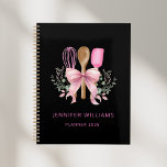 Bakkerij Roze Bow Utensils Modern Planner Notitieb<br><div class="desc">Blijf georganiseerd en geïnspireerd met dit charmante Bakery Pink Bow Utensils Modern Planner Notitieboek. Ontworpen met banketbakkers, zelfgemaakte bakkers en dessertliefhebbers in gedachten, combineert deze stijlvolle planner praktische bruikbaarheid met een heerlijke esthetiek. De hoes is voorzien van een modern design versierd met elegante roze strik en bakgerei, als gevolg van...</div>