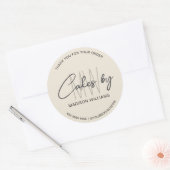 Bakkerijtaart Custom Monogram Logo Beige Ronde Sticker (Envelop)