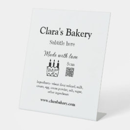 Bakkerijtaart en ingrediënten gemaakt met liefde q reclamebord met voetstuk