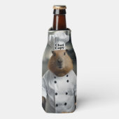 Bakvaardigheid: De Culinaire Capybara Flesjeskoeler (Fles Voorkant)