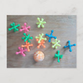 Bal met Kleurrijke Jacks Opgegooid aan boord Briefkaart (Voorkant)