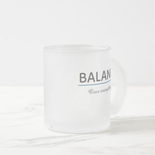 Balance Over Everything – Minimal White Typography Matglas Koffiemok (Voorkant rechts)