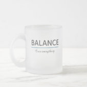 Balance Over Everything – Minimal White Typography Matglas Koffiemok (Links)