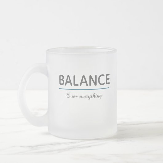 Balance Over Everything – Minimal White Typography Matglas Koffiemok (Links)