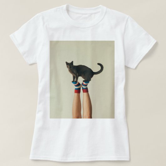 Balanceren Kat op Gestreepte Sokken, Kattenliefheb T-shirt (Design voorkant)