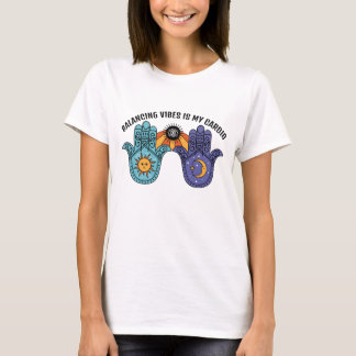 Balancing Vibes Zon & Maan Hemelse Hamsa T-shirt