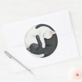 Balancing Yin Yang Cats: Black and White Kittens Ronde Sticker (Envelop)