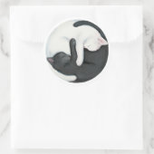 Balancing Yin Yang Cats: Black and White Kittens Ronde Sticker (Tas)