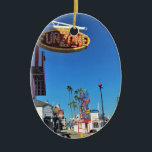 Balboa Fun Zone, Newport Beach, Californië Keramisch Ornament<br><div class="desc">Uitzicht langs de stoep van de Balboa Fun Zone op het Balboa Peninsula in Newport Beach, Californië. De Fun Zone werd oorspronkelijk in 1936 gebouwd en is sindsdien meermaals bijgewerkt en verkocht aan nieuwe eigenaars. Het heeft een reuzenwiel, arcade, bumperauto's en meerdere souvenirwinkels. Er zijn ook touroperators die rond de...</div>