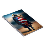 Bald Eagle die Armor zwaait met een Amerikaanse vl Notitieboek (Rechterzijde)