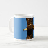 Bald Eagle die over bomen trekt Koffiemok (Voorkant links)