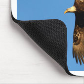 Bald Eagle die over bomen trekt Muismat (Hoek)