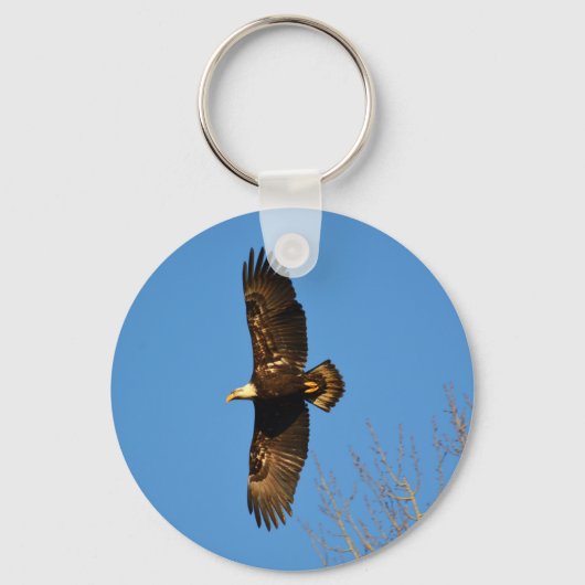 Bald Eagle die over bomen trekt Sleutelhanger (Voorkant)