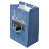 Bald Eagle Diving - West Yellowstone, MT Medium Cadeauzakje (Achterkant Gekanteld)