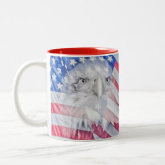 Bald Eagle en de Amerikaanse vlag Tweekleurige Koffiemok
