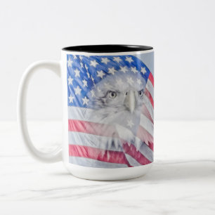 Bald Eagle en de Amerikaanse vlag Tweekleurige Koffiemok