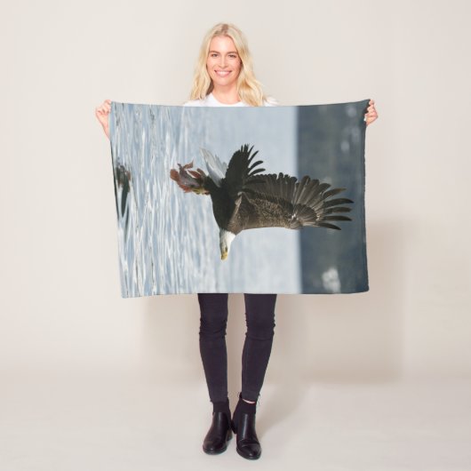 Bald Eagle Fish Retrieval Fleece Deken (In situ)