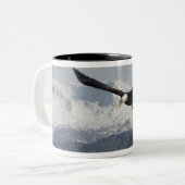 Bald Eagle in Flight, Haliaeetus leucocephalus, Tweekleurige Koffiemok (Voorkant links)