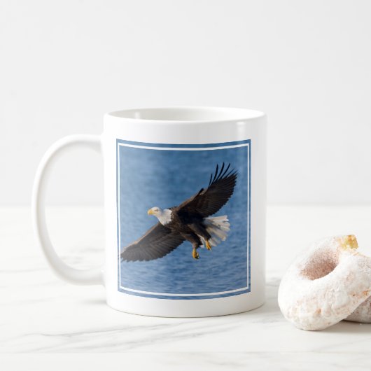 Bald eagle in flight koffiemok (Met donut)