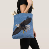 Bald eagle in flight tote bag (Dichtbij)