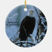 Bald Eagle in wintersneeuw Keramisch Ornament (Achterkant)