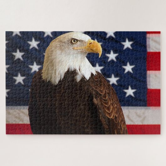 Bald Eagle kijkt met een Amerikaanse vlag achter h Legpuzzel (Horizontaal)