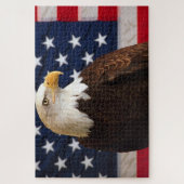 Bald Eagle kijkt met een Amerikaanse vlag achter h Legpuzzel (Verticaal)