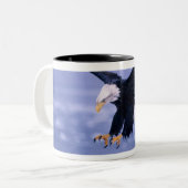 Bald Eagle Landing Wings, verspreid in een Storm, Tweekleurige Koffiemok (Voorkant links)