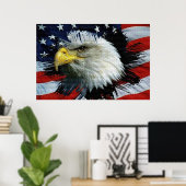 Bald Eagle met een Amerikaanse vlag achter hem Poster (Thuiskantoor)