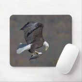 Bald Eagle met een vis Muismat (Met muis)